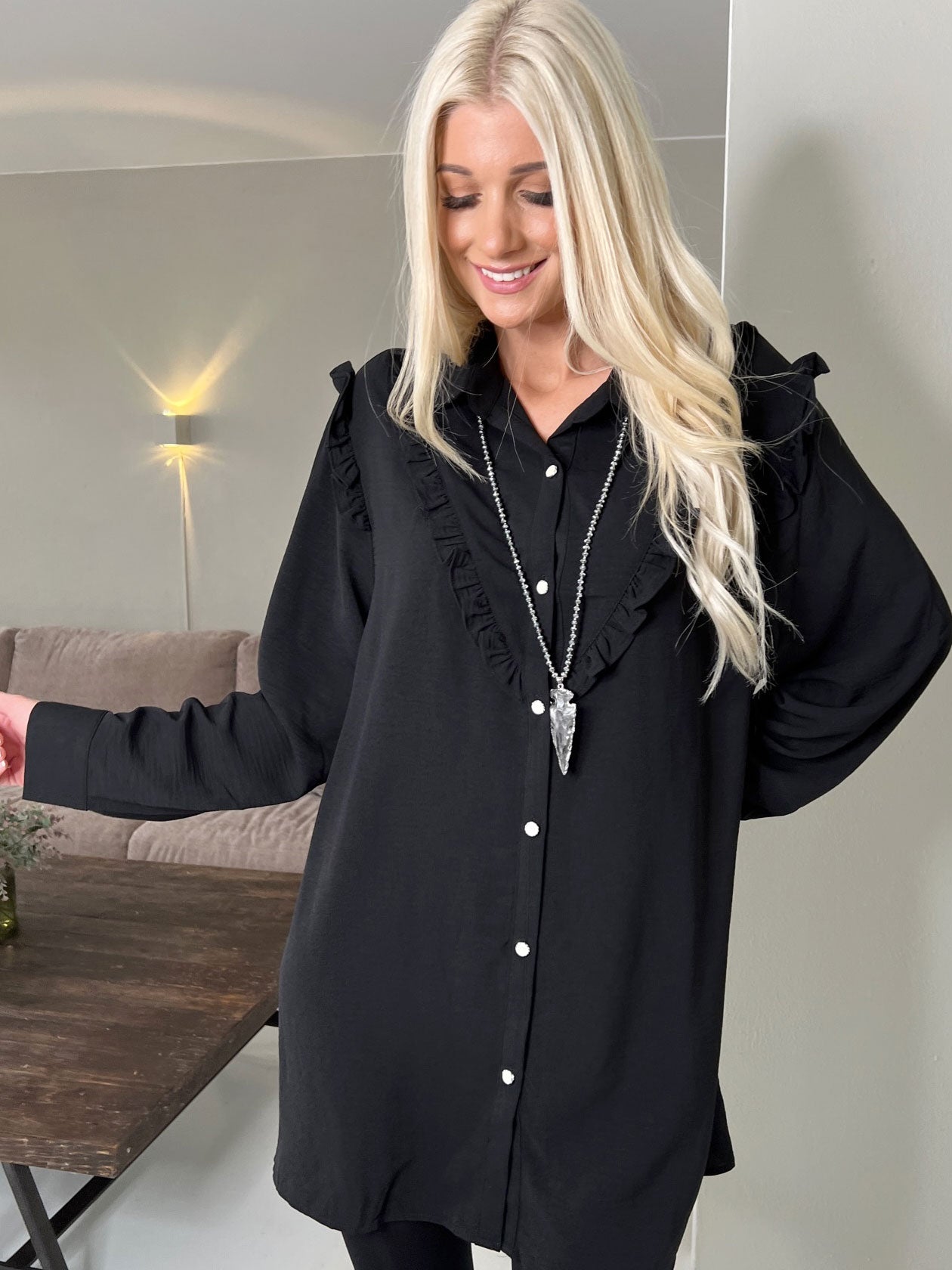 Ada - Sød skjorte med flæsekanter